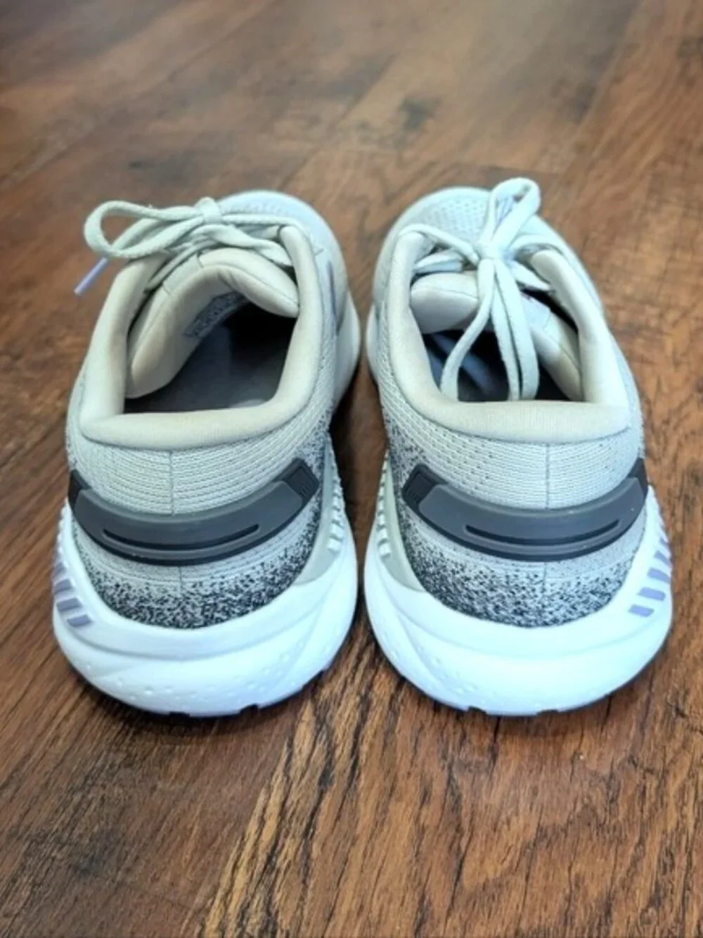 Brooks Ariel GTS 24 - Light Gray and Lilac Women's Running Shoes - 8.5B - EUC